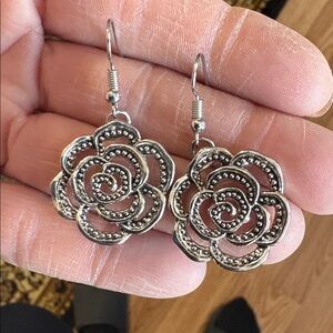 VINTAGE SILVER-TONE FLORAL ROSE DROP DANGLE HOOK 1.6" EARRINGS